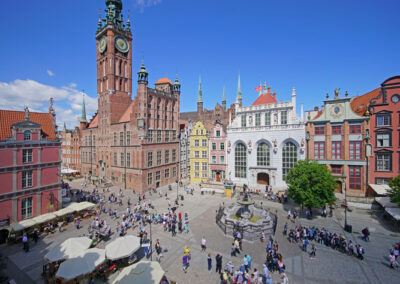Zdjęcie przedstawiające Rausz Głównego Miasta w Gdańsku oraz Dworu Artusa i fragment Długiego Targu.