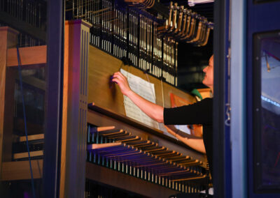 Monika Kaźmierczak układa nuty na pulpicie kontuaru do gry na carillonie mobilnym